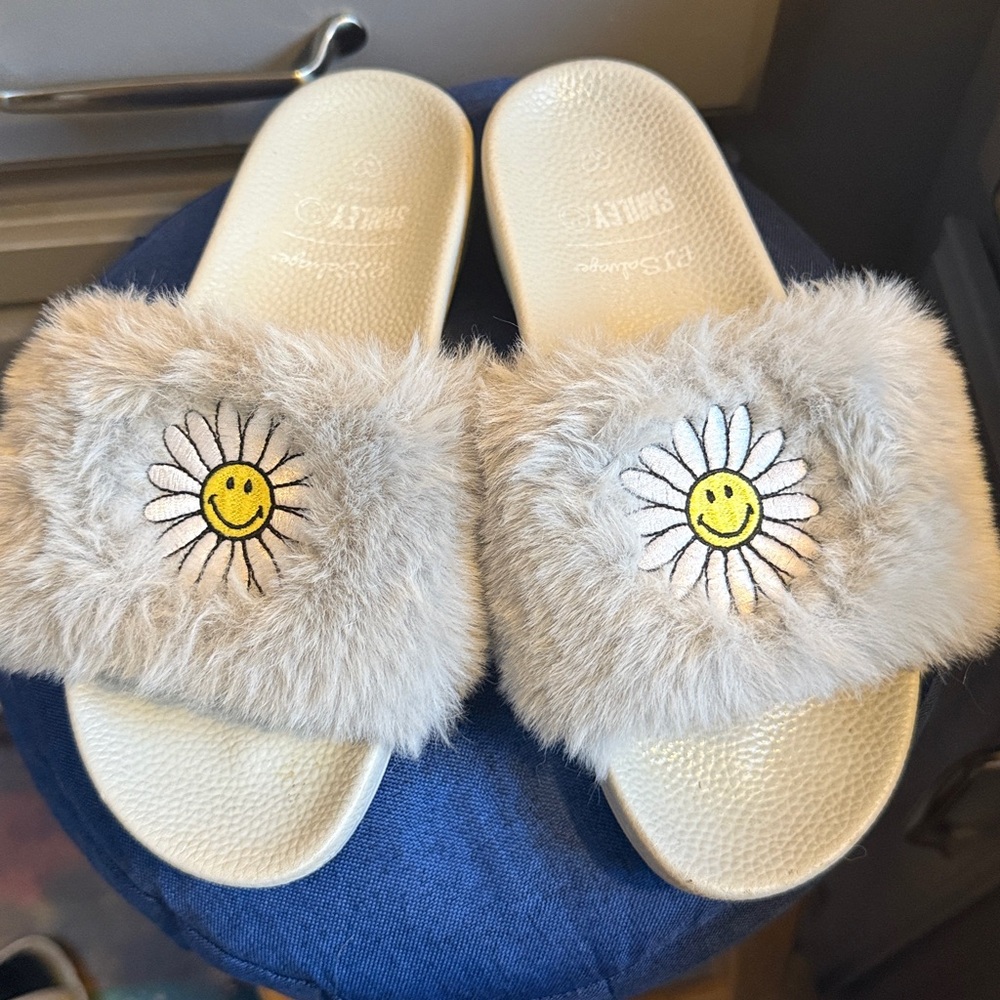 PJ Salvage Gray Fuzzy Slippers with Daisy Design